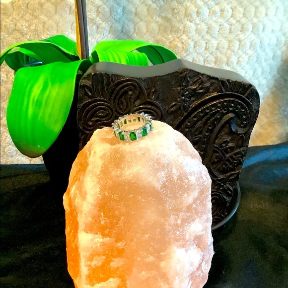 ⭐️ SOLD LIVE ⭐️ NWT! Emerald and White Sapphire Eternity Band - Picture 2 of 5